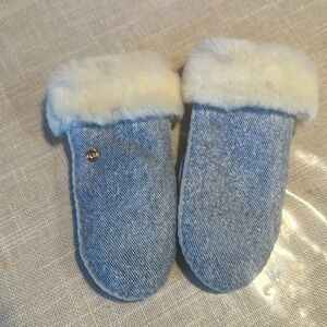 Ugg mittens (4-6 years) Brand new without tags